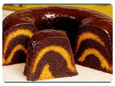 Bolo mesclado com cobertura de chocolate