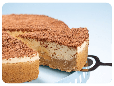Torta gelada com cacau polvilhado