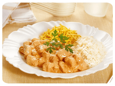 Strogonoff de frango com arroz e batata palha